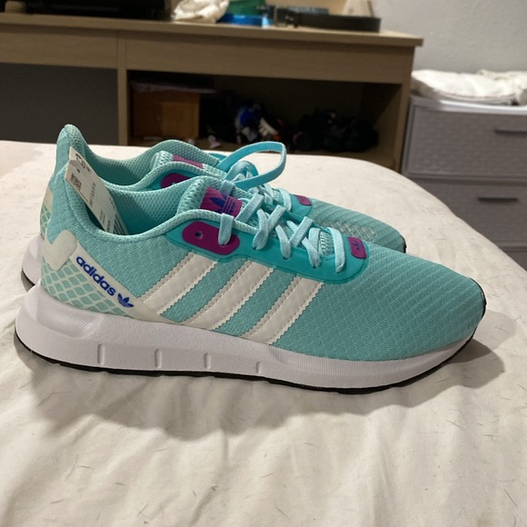 Size 6 Adidas shows - Picture 4 of 4